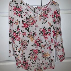 Floral blouse with a cross cross in the front